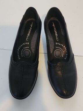 Women's Black Slip-On Comfort Loafers. In Exelent Condition Like New